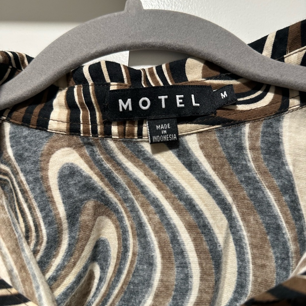 Motel Ripple Cropped Button up - Picture 3 of 4
